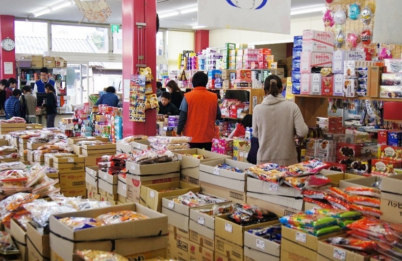 滋賀県に駄菓子屋はまだまだある！業務スーパー並の広さ。東近江市のおかし市場 やまかわ