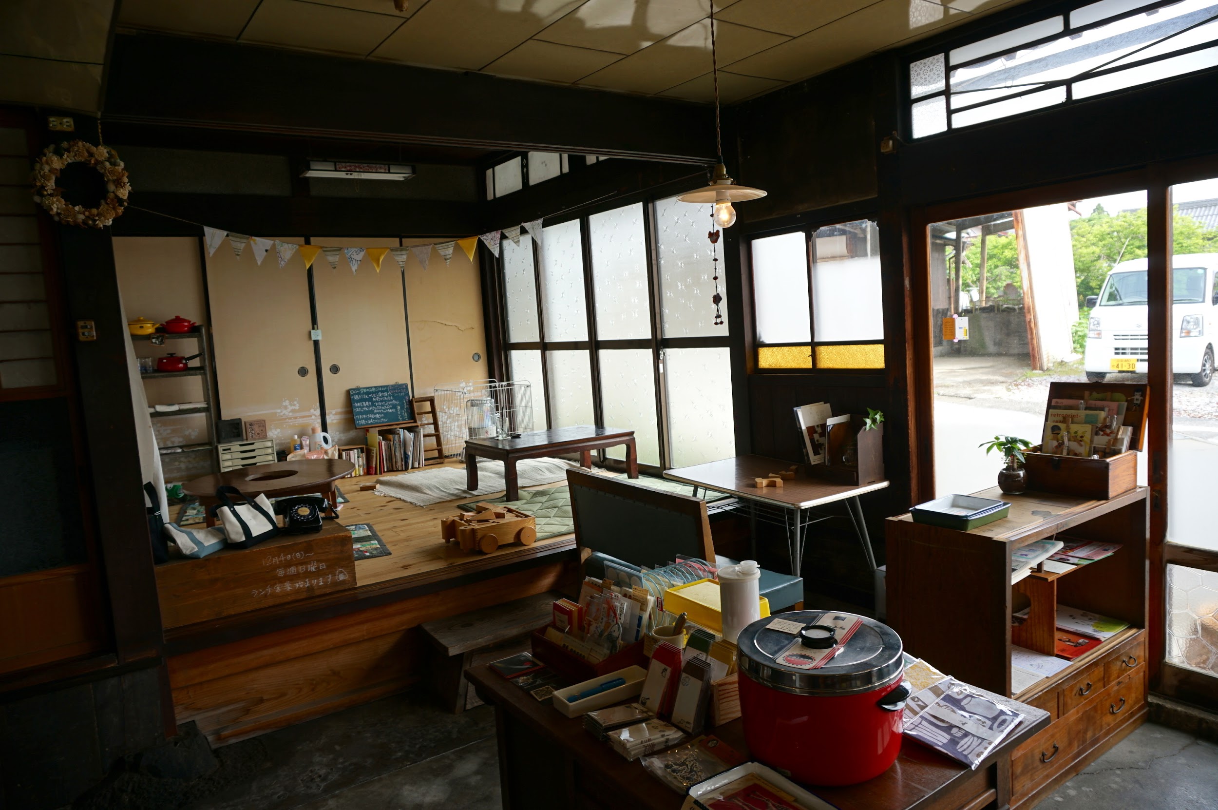 米原市の「佐々木文具店」の営業日は週2日。それでも行く価値アリのお店です。カフェスペースもありますよ。
