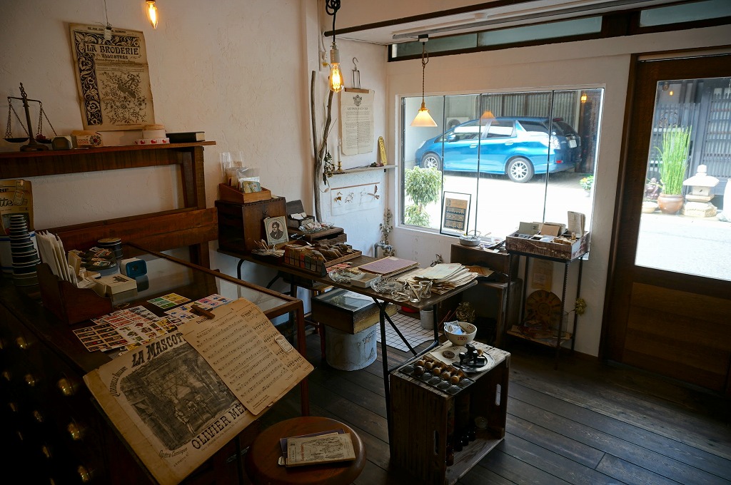 大津市の古道具屋・Lamp×Paperi Brocante（ランプパペリブロカント）の店内
