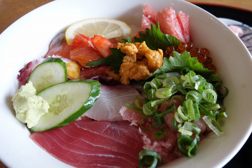 栗東市のお寿司屋「満る市」で海鮮丼を堪能！ボリューミーなお昼ごはん。