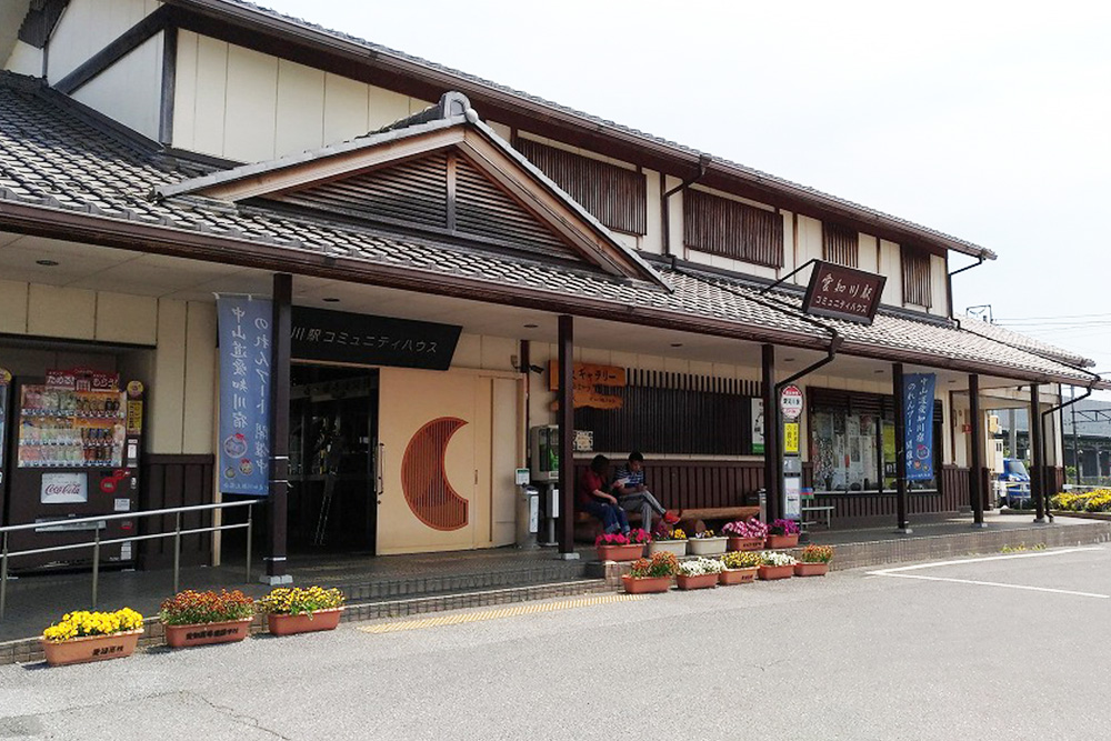 こちらも個性ある駅!近江鉄道の「愛知川駅」の駅舎や駐車場などを調査。
