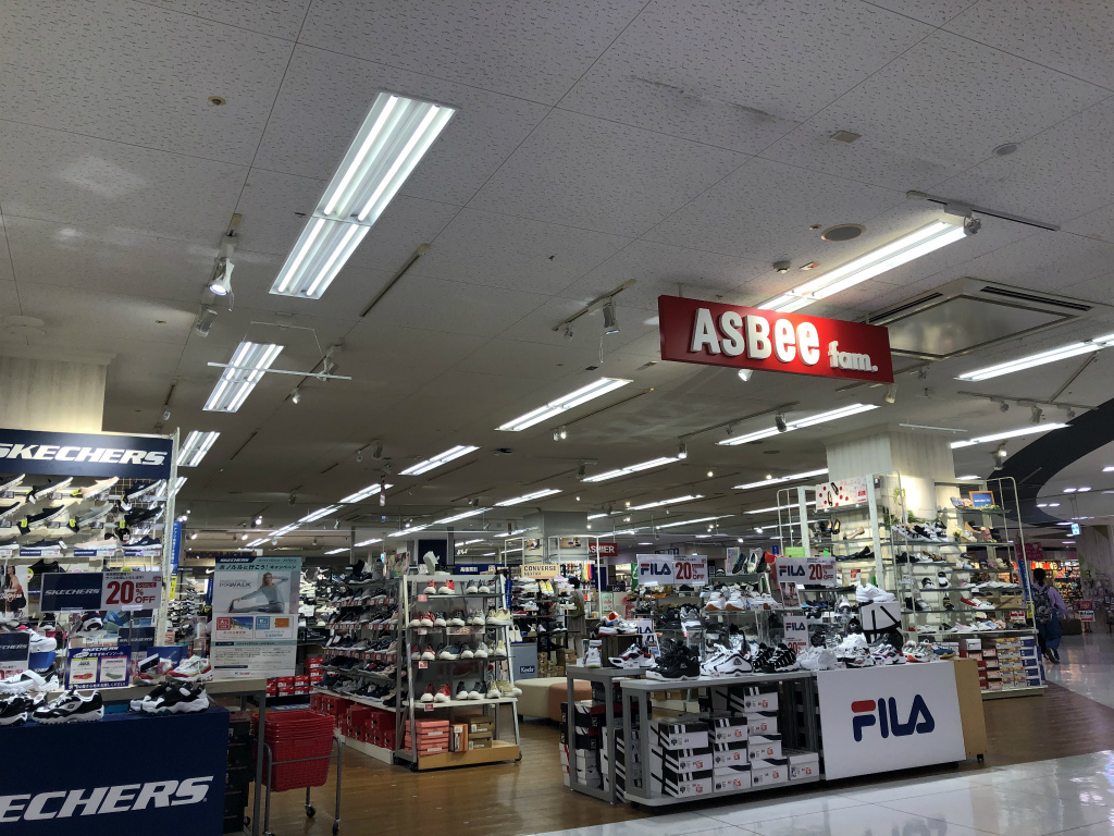 大津市にファミリー向けの靴の専門店「アスビーファム大津京店」がオープンしていました！駐車場は？