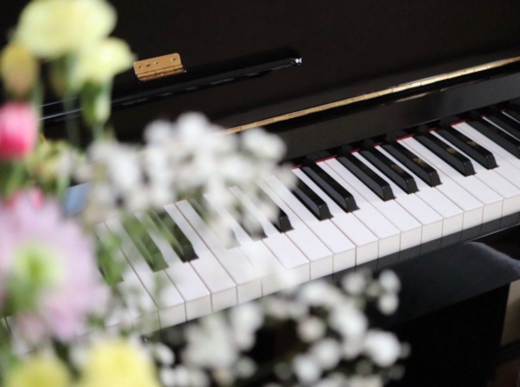 滋賀県初！近江鉄道八日市駅にピアノが設置されました。誰でも自由に演奏することができますよー！