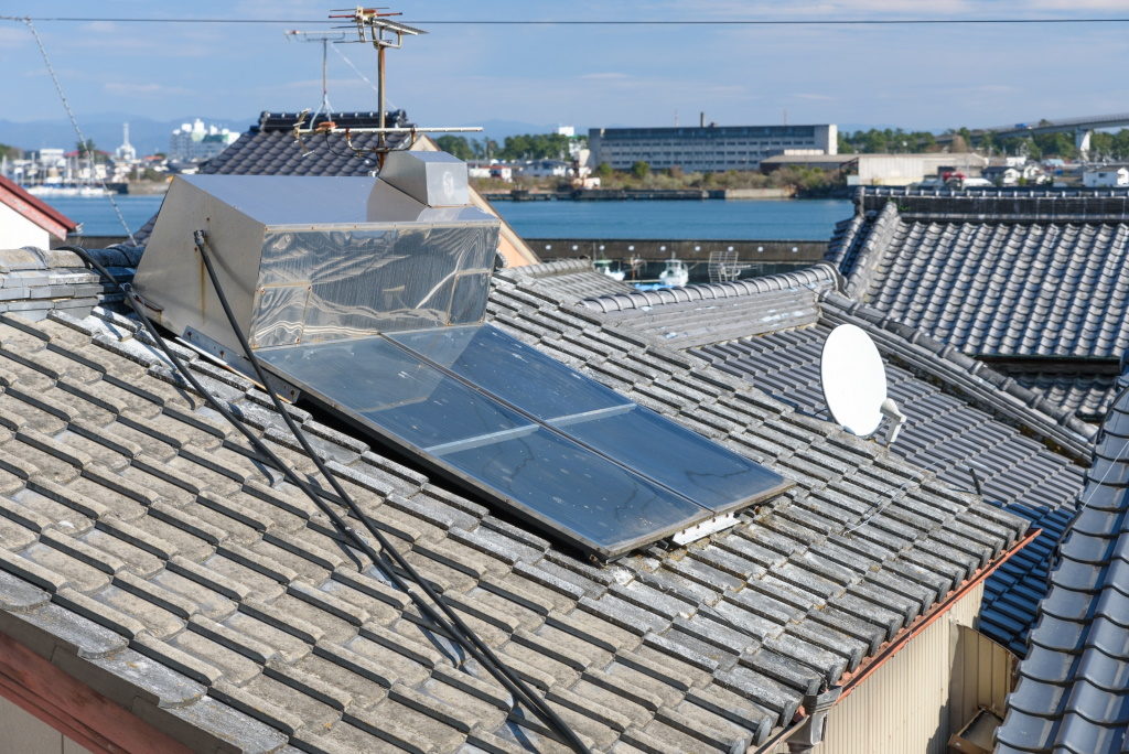 屋根に設置された太陽熱温水器