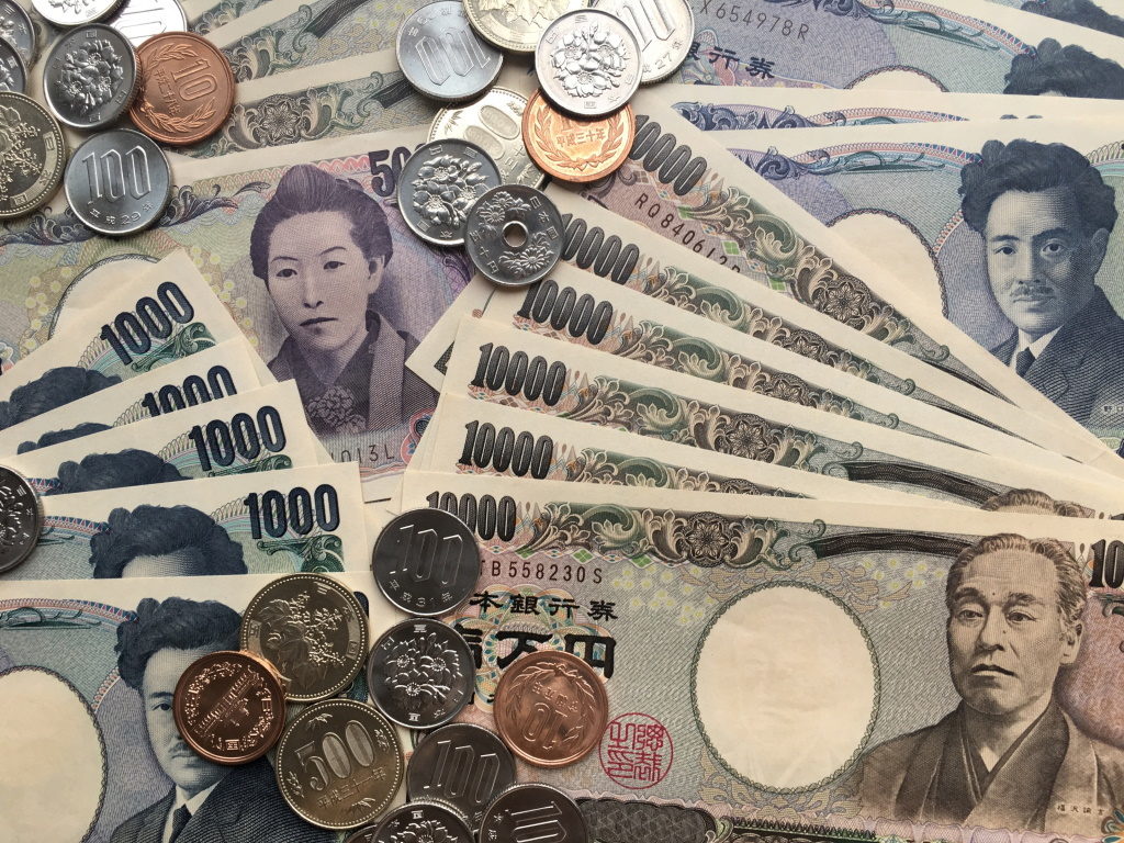 扇形に並べられた日本のお金