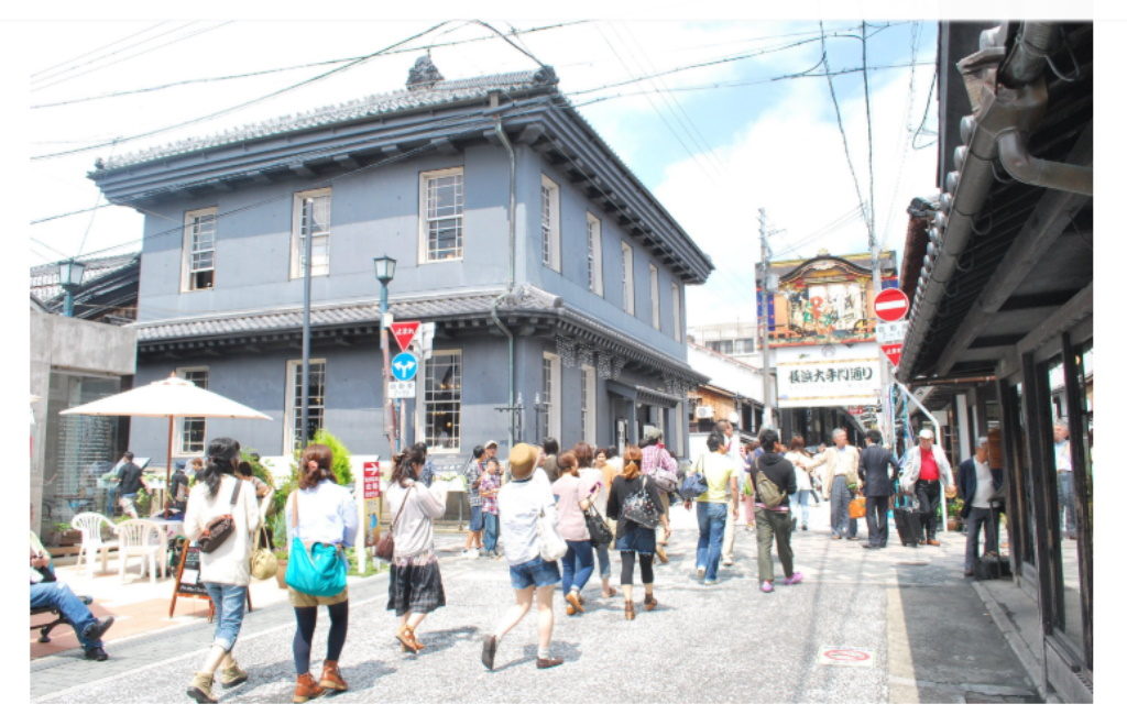 多くの観光客で賑わう滋賀県長浜市の黒壁スクエア