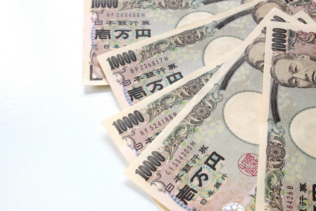 扇形に並べられた数枚の一万円札