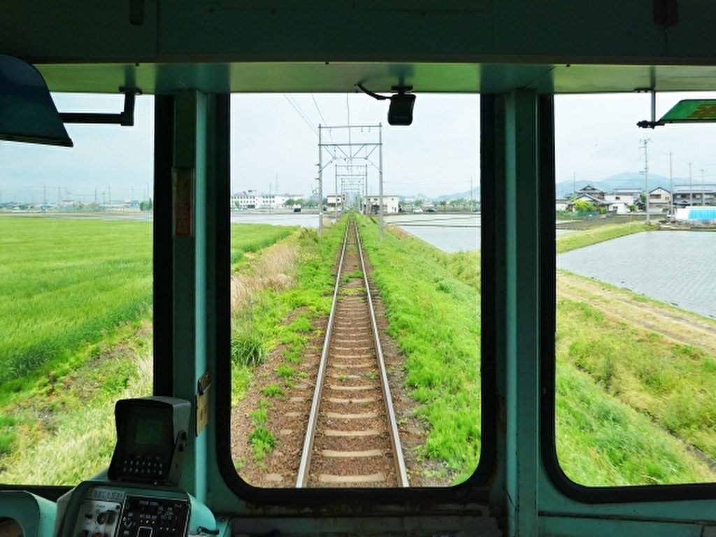 電車の運転席から見える線路