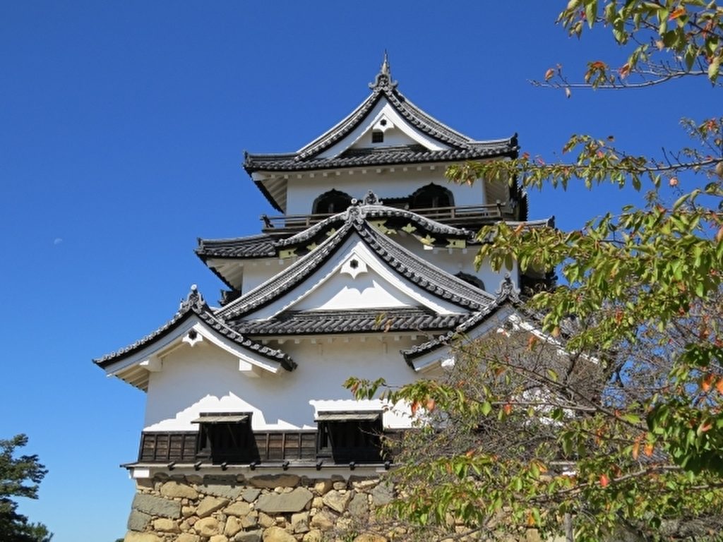 青空と木々に囲まれている彦根城