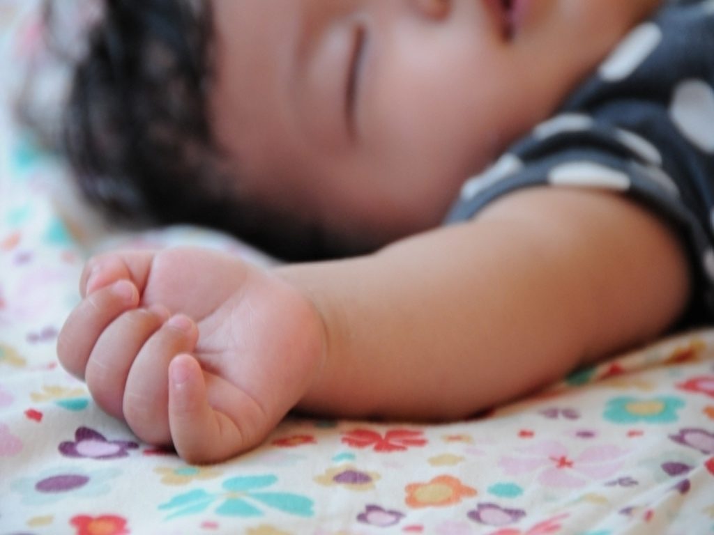 寝ている赤ちゃんの右手のアップ