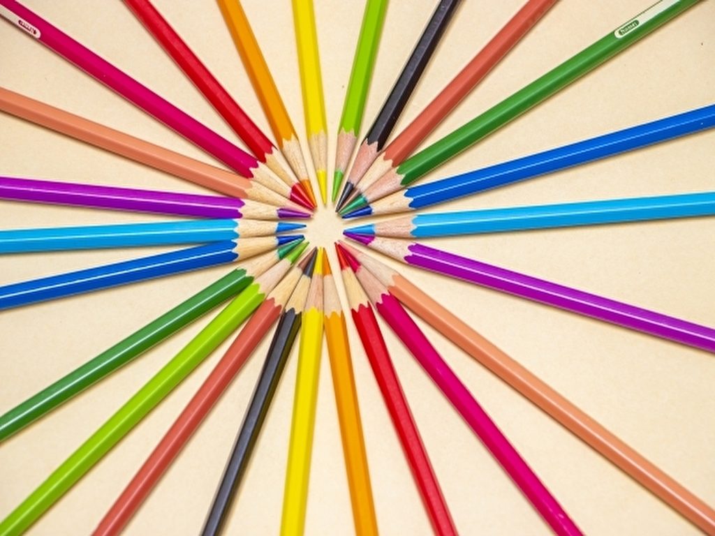 さまざまな色の色鉛筆が先端を中心に並べられている