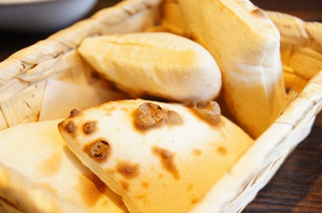 【守山市のおすすめおしゃれランチまとめ】魔法のパスタの食べ放題のパン