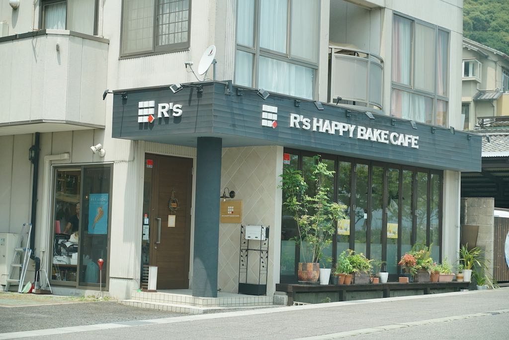 大津市のカフェ・「R’S HAPPY BAKE CAFE（アールズハッピーベイクカフェ）」の外観