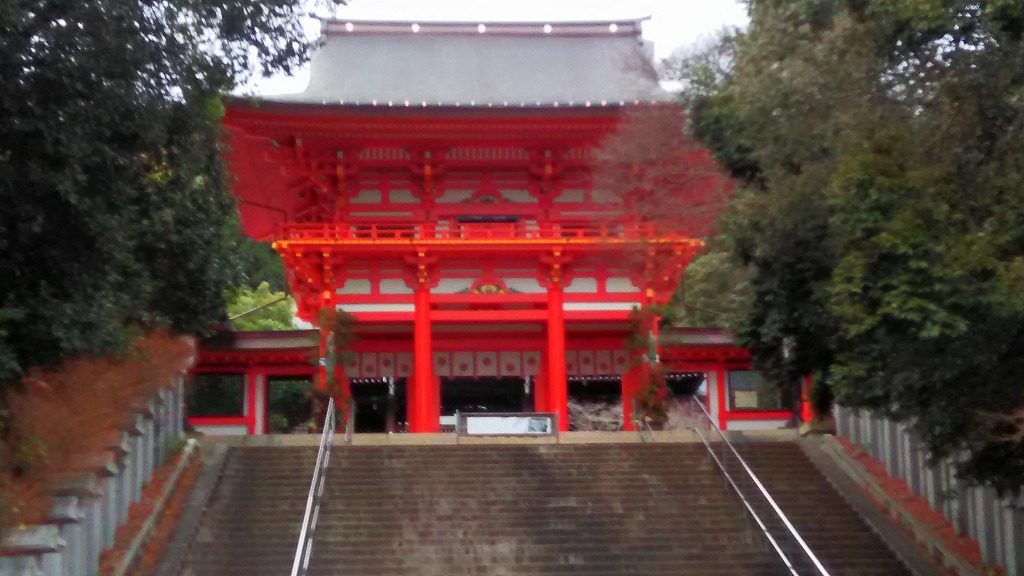 大津市の観光スポット・近江神宮（おうみじんぐう）の朱塗りの楼門