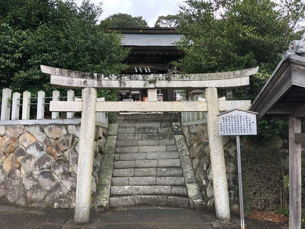甲賀市甲南町にある檜尾神社。本殿に向かう鳥居と石段。