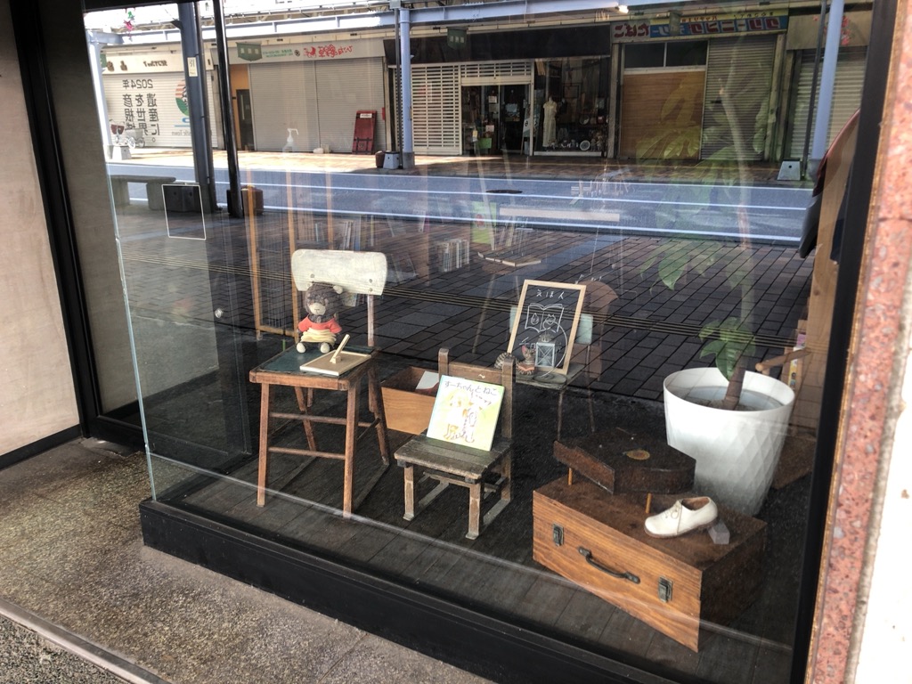 彦根市にえほんのお店「チロル書房」がオープンしています。おとなもこどももえほんの世界にトリップしましょー。