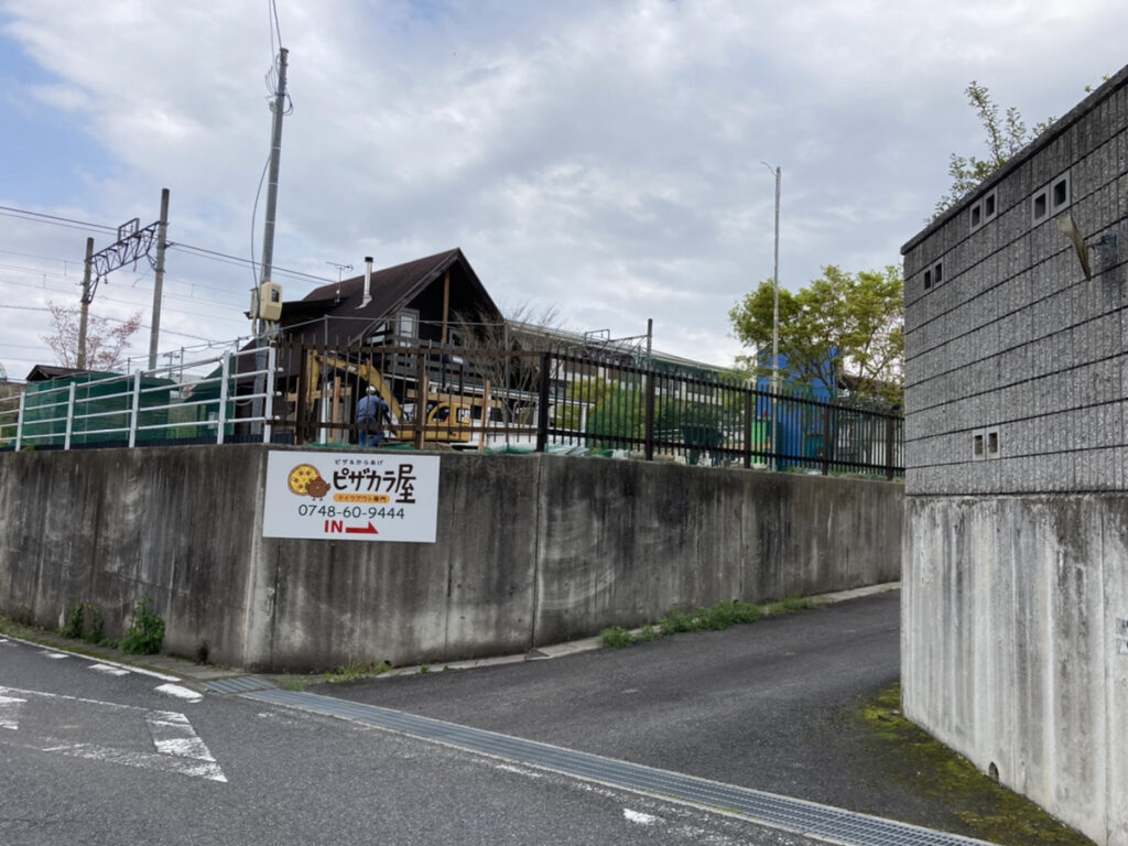 甲賀町にオープンしているテイクアウト専門店「ピザカラ屋」