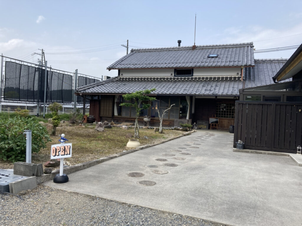 甲賀市甲賀町、里山風景のなかにある古民家カフェ「くるみや」