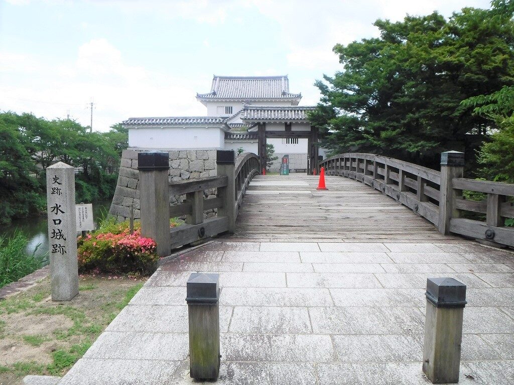 甲賀市の水口城址にある水口城資料館へ入るお堀にかけられた橋
