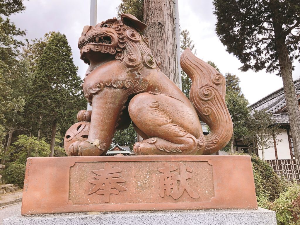 新宮神社の陶器製の狛犬