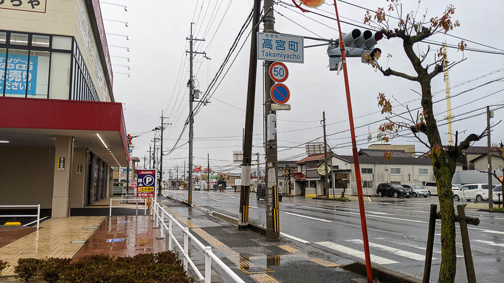 ジョーシン彦根店は高宮町の信号のすぐ角