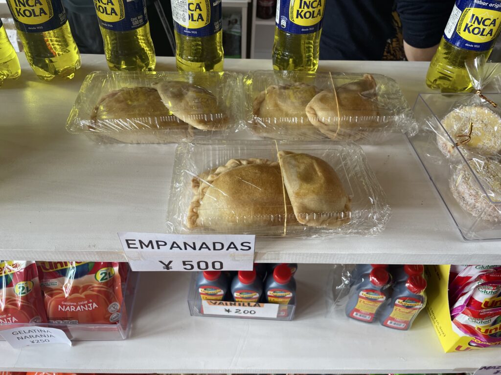 ペルーの具入りパン。エンパナダス