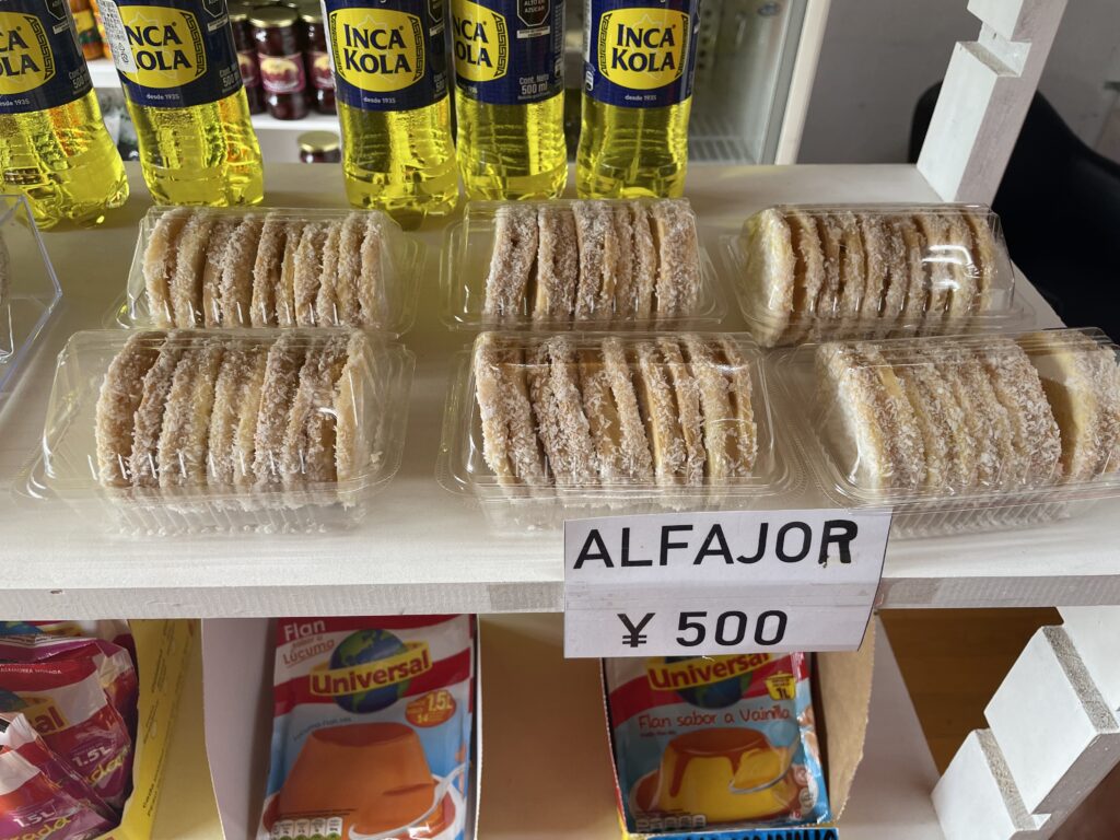 ペルーの代表的なお菓子。柔らかいクッキーのようなALFAJOR。