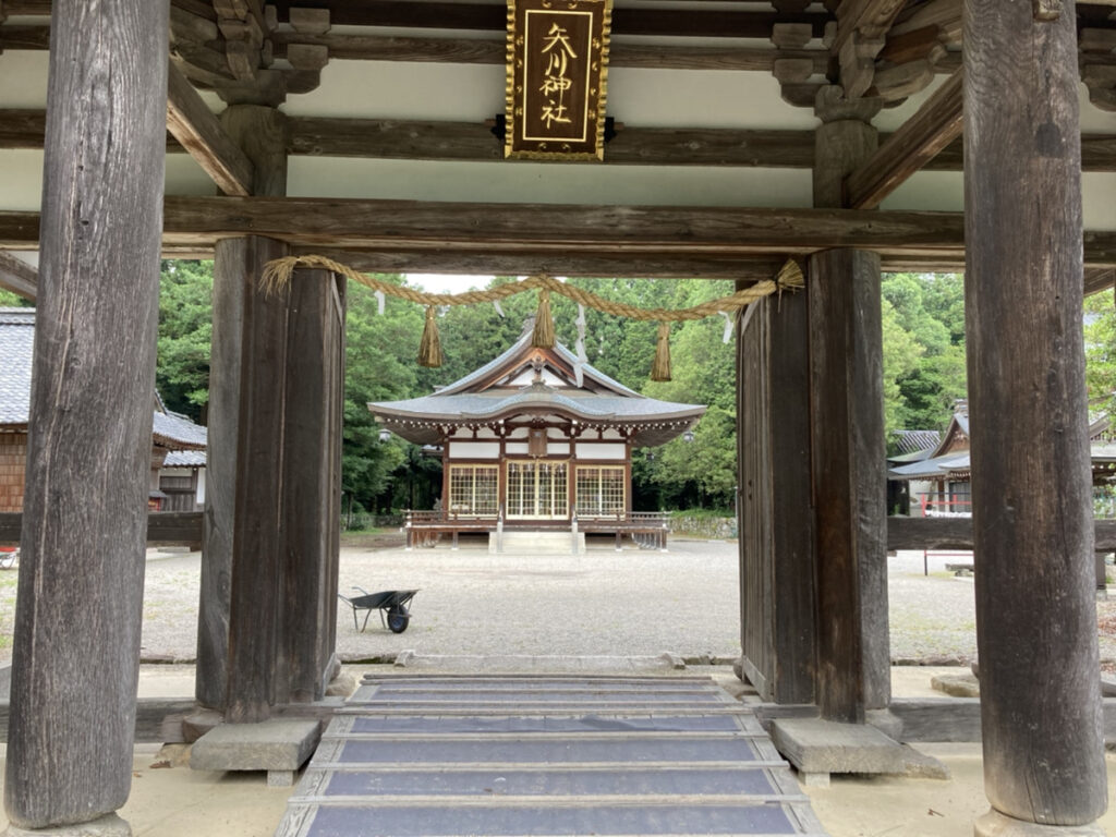 甲南町にある矢川神社の楼門