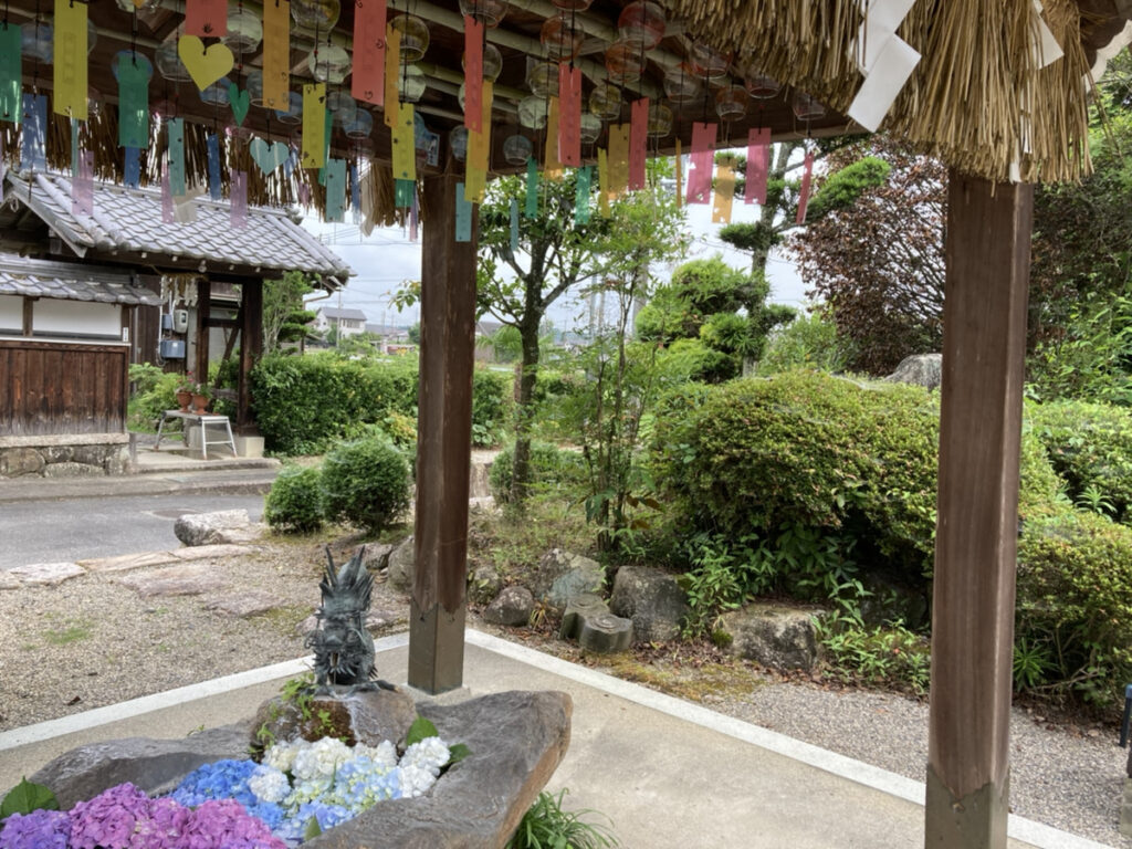 矢川神社の紫陽花でうめつくされた手水舎