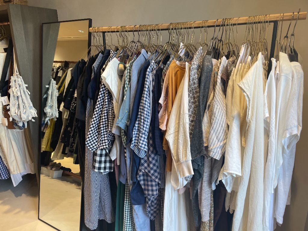 「drop南草津店」の店内はナチュラルテイストの洋服がたくさん！