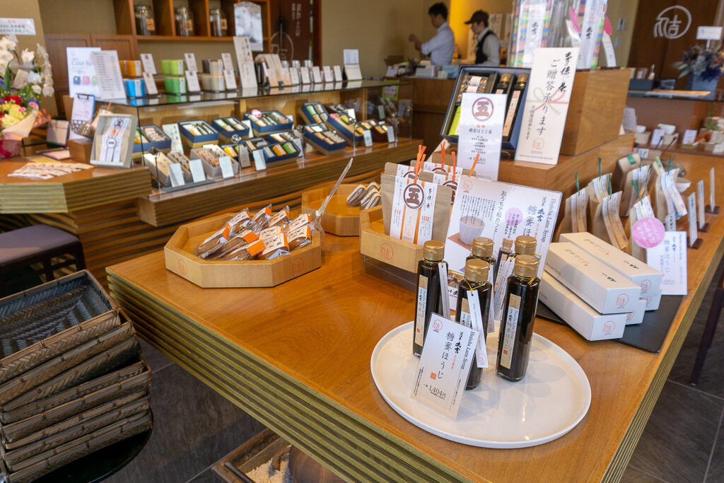 「近江茶丸吉」のお茶の様々な商品が並ぶ店内