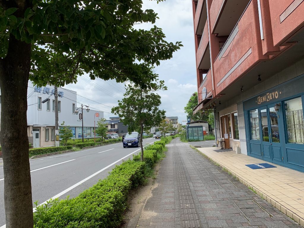守山「KOBA-PAN」に向かって左手、同じビルに美容院「CENICEYO」があります。