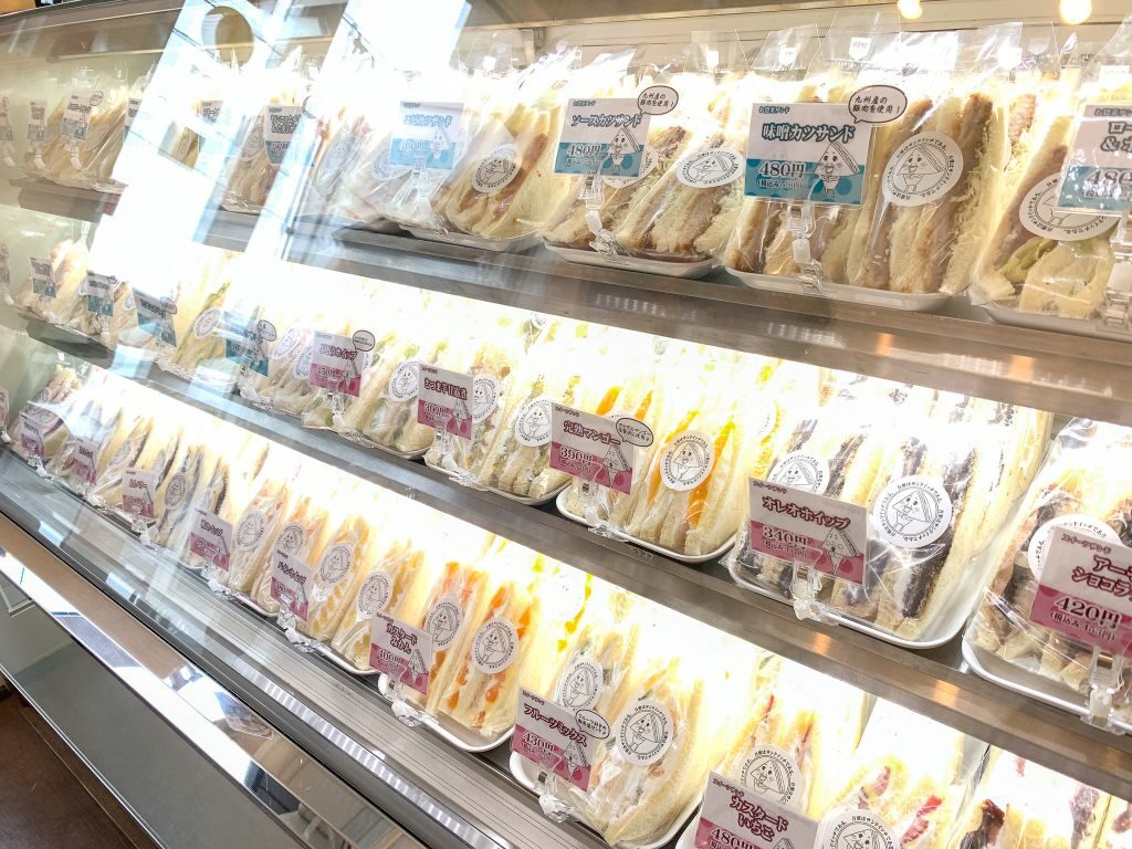 滋賀県湖南市石部「吾輩はサンドイッチである。」の店内に並ぶサンドイッチ