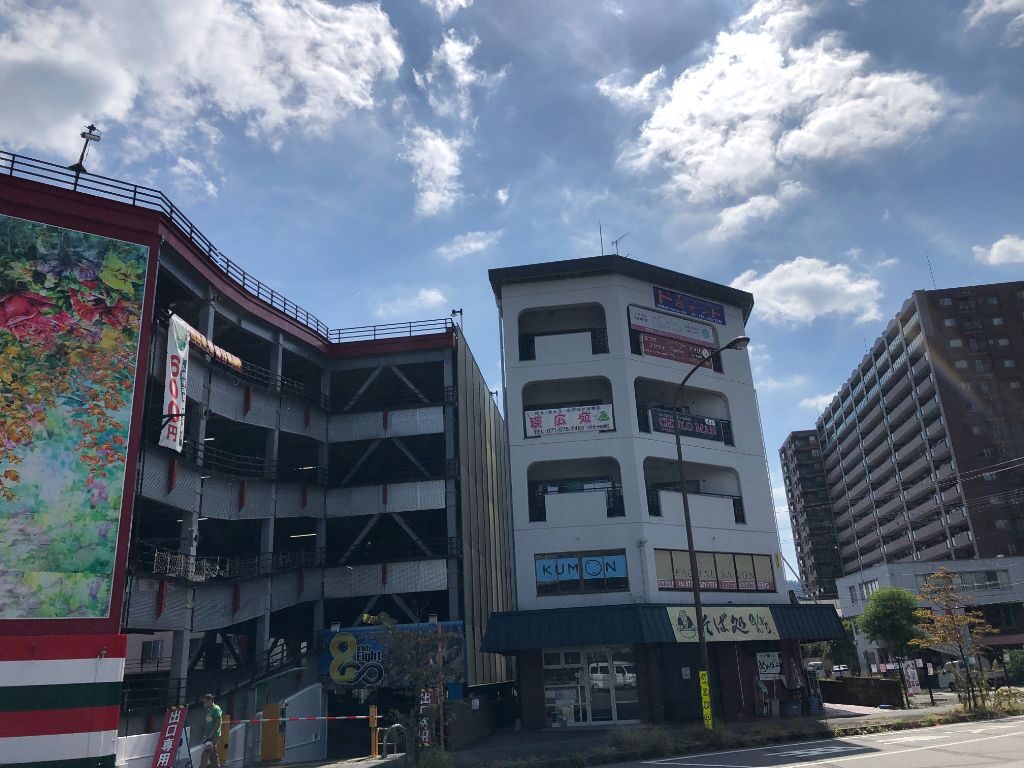 JR湖西線大津京駅前のビルに「小顔整体研究所 KSラボ 京駅前店」はあります
