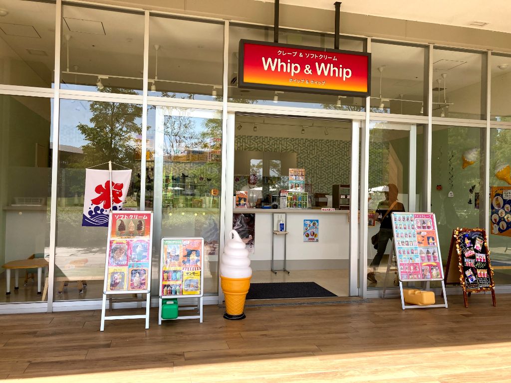 大津市にあるスイーツのお店・クレープ＆ソフトクリーム Whip&Whip（ホイップ＆ホイップ）の外観