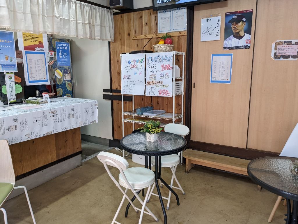コッペパン屋さん「ぷりすこっぺ」店内の飲食スペース