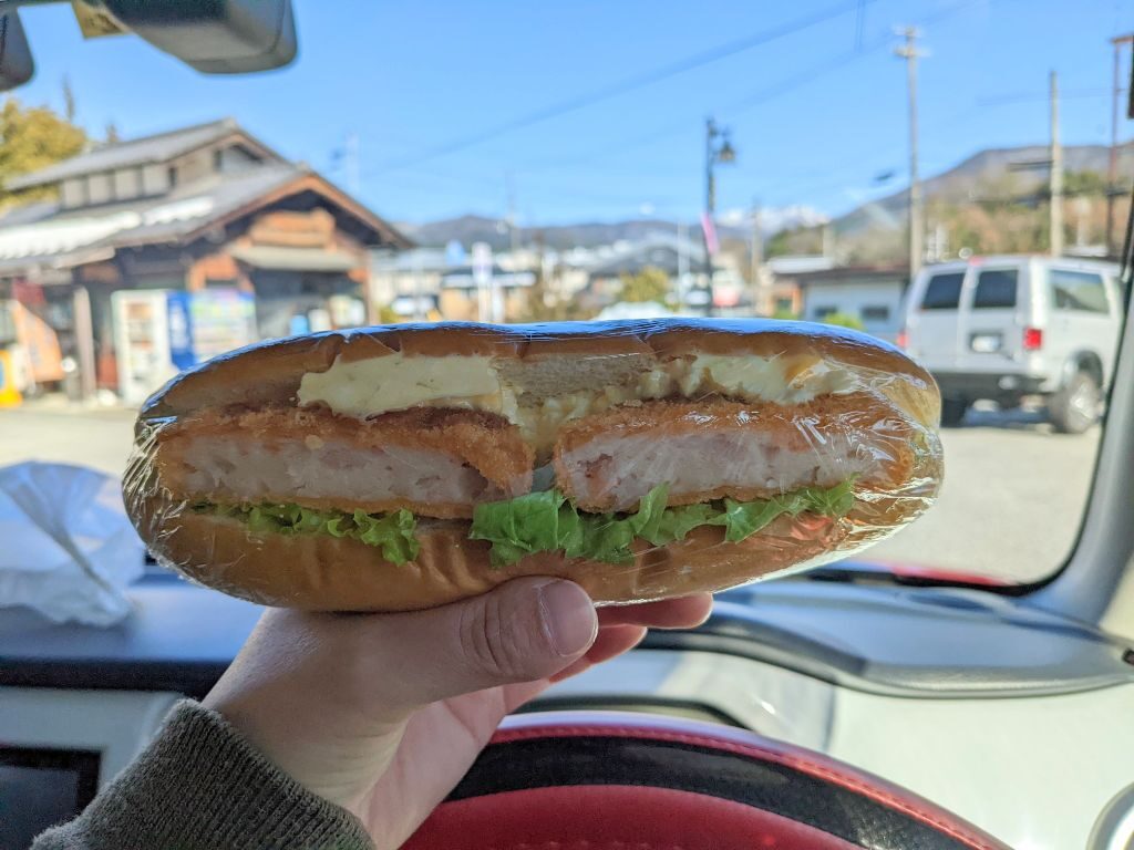 多賀町にある「ぷりすこっぺ」のエビカツコッペパン