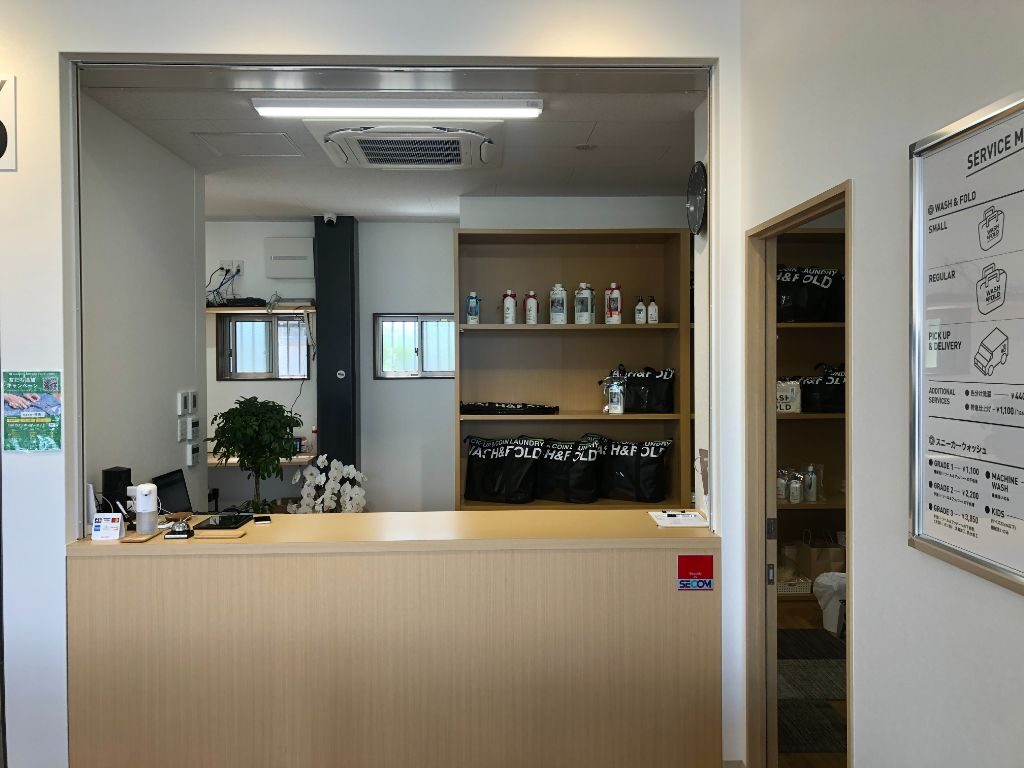 長浜市「WASH&FOLD長浜店」カウンター