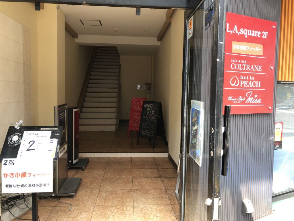 草津市にオープンしている「コルトレーンカフェ」階段