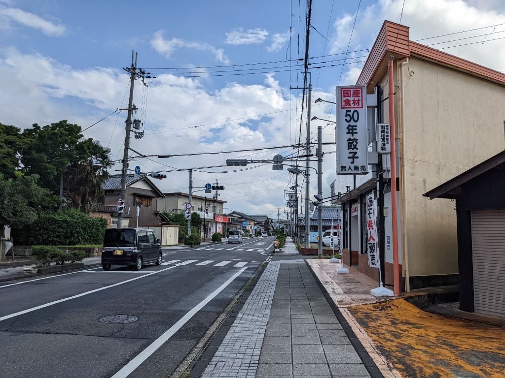 滋賀県甲賀市水口町に開店した「50年餃子甲賀水口店」の前の道路