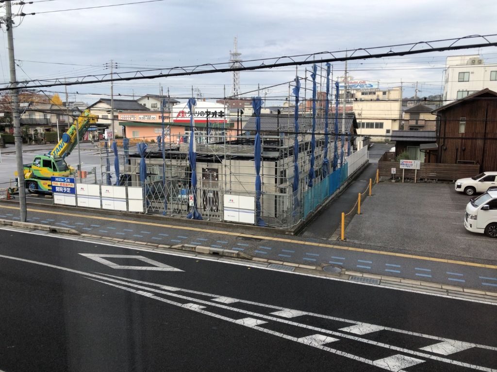 クスリのアオキ彦根駅前支店の敷地内に内科医院が開院予定