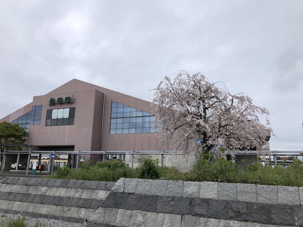 滋賀県にあるJR・近江鉄道「彦根駅」東口の外観