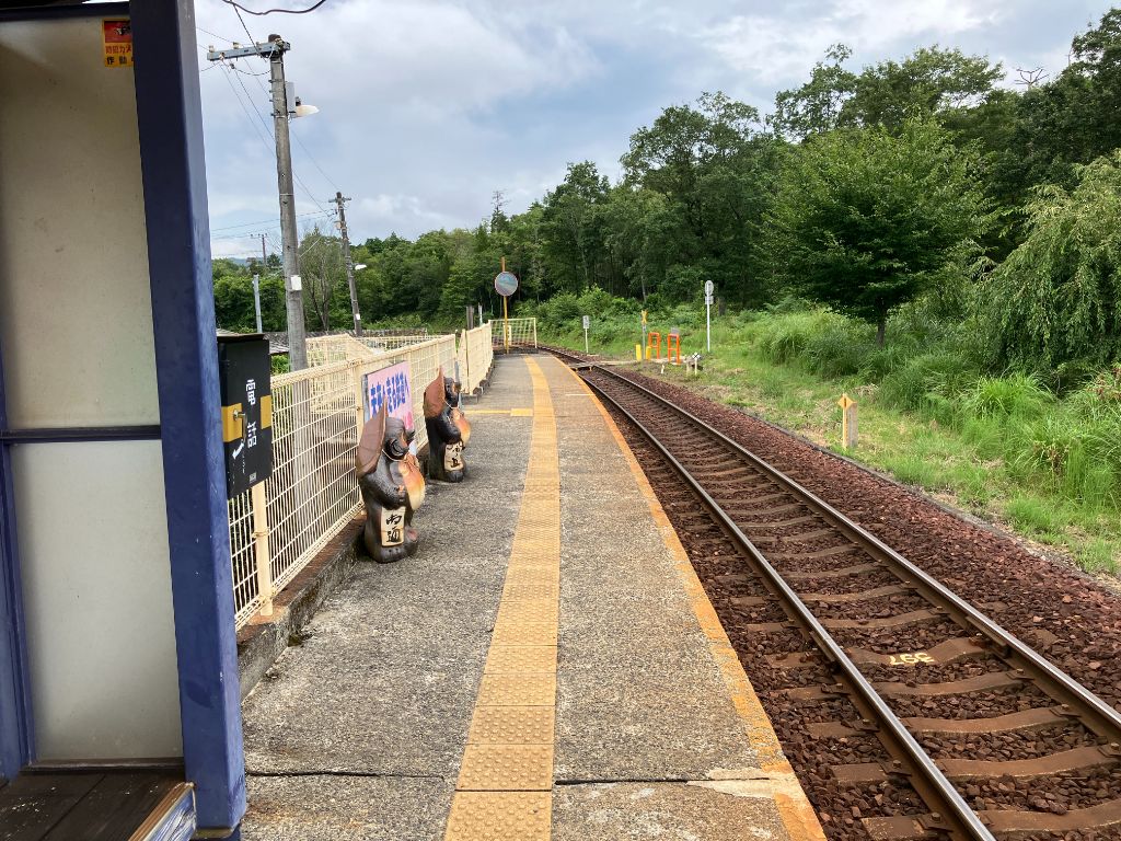 信楽高原鐵道の「紫香楽宮跡駅」ホームから見える景色