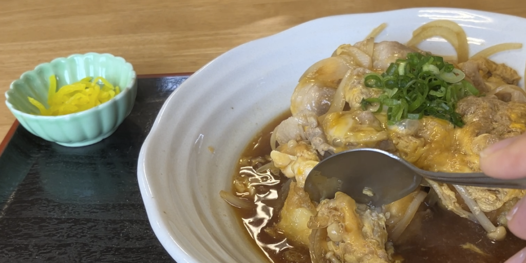 滋賀県栗東市「道の駅 アグリの郷栗東」のまるっぽ豆腐定食を食べているところ